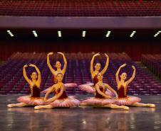 Teatro Guaíra faz apresentações de dança gratuitas em pontos turísticos de Curitiba