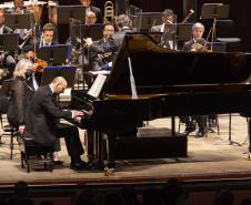 Pianista tocando piano preto de cauda