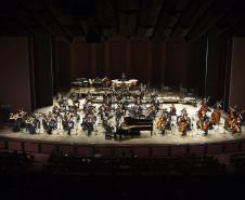 Orquestra tocando no palco