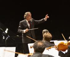 Maestro regendo a orquestra