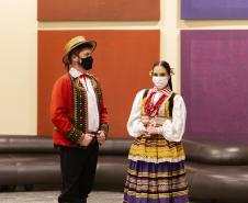 Duas pessoas vestidas com roupas tradicionais polonesas