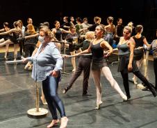 Comemoração antecipada: Escola de Dança Teatro Guaíra leva mães das bailarinas para os palcos