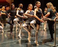 Comemoração antecipada: Escola de Dança Teatro Guaíra leva mães das bailarinas para os palcos