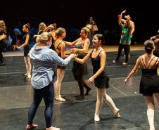 Comemoração antecipada: Escola de Dança Teatro Guaíra leva mães das bailarinas para os palcos