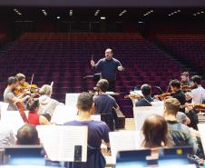 Orquestra Sinfônica do Paraná ensaia a 5ª sinfonia de Bruckner sob a regência do maestro Alexandre Brasolim