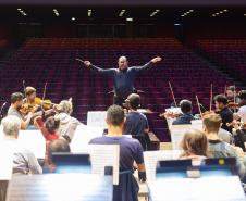 Orquestra Sinfônica do Paraná ensaia a 5ª sinfonia de Bruckner sob a regência do maestro Alexandre Brasolim