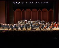 Orquestra Sinfônica do Paraná sendo conduzida pelo maestro Roberto Tibiriçá