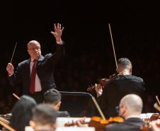 Maestro Roberto Tibiriçá conduz a Orquestra Sinfônica do Paraná