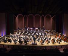 Orquestra Sinfônica do Paraná e maestro Tibiriçá no palco do Guairão.