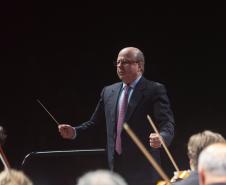 Orquestra Sinfônica do Paraná e maestro Tibiriçá no palco do Guairão.