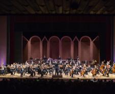 Orquestra Sinfônica do Paraná e maestro Tibiriçá no palco do Guairão.