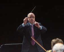 Orquestra Sinfônica do Paraná e maestro Tibiriçá no palco do Guairão.