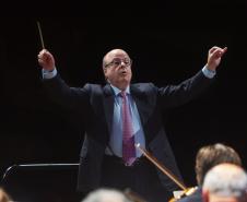 Orquestra Sinfônica do Paraná e maestro Tibiriçá no palco do Guairão.