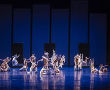 Alunos da Escola de Dança Teatro Guaíra apresentando, pela primeira vez, o espetáculo no fim do ano passado 