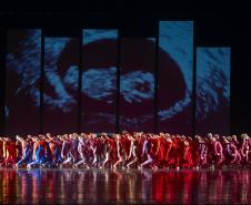 Alunos da Escola de Dança Teatro Guaíra apresentando, pela primeira vez, o espetáculo no fim do ano passado 