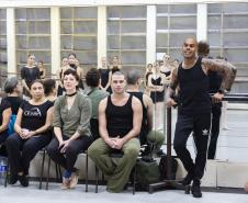 Os alunos da Escola durante as aulas com os bailarinos Elias Bouza e Rafael Bittar, do célebre Grupo Corpo, e com o bailarino Samuel Kavalerski, que já atuou como bailarino do Balé Teatro Guaíra.