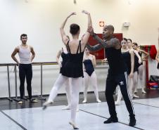 Os alunos da Escola durante as aulas com os bailarinos Elias Bouza e Rafael Bittar, do célebre Grupo Corpo, e com o bailarino Samuel Kavalerski, que já atuou como bailarino do Balé Teatro Guaíra.