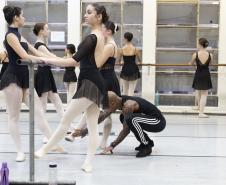 Os alunos da Escola durante as aulas com os bailarinos Elias Bouza e Rafael Bittar, do célebre Grupo Corpo, e com o bailarino Samuel Kavalerski, que já atuou como bailarino do Balé Teatro Guaíra.