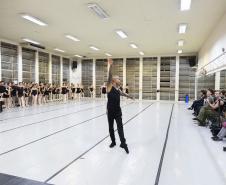 Os alunos da Escola durante as aulas com os bailarinos Elias Bouza e Rafael Bittar, do célebre Grupo Corpo, e com o bailarino Samuel Kavalerski, que já atuou como bailarino do Balé Teatro Guaíra.