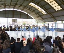 O grupo de dança da EDTG dança no pátio do Colégio Estadual Ipê, diante dos olhoares atentos dos alunos.