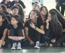 O grupo de dança da EDTG dança no pátio do Colégio Estadual Ipê, diante dos olhoares atentos dos alunos.