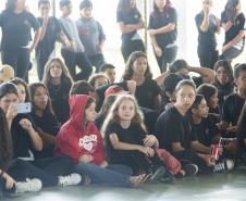 O grupo de dança da EDTG dança no pátio do Colégio Estadual Ipê, diante dos olhoares atentos dos alunos.