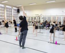 Os alunos da Escola durante as aulas com os bailarinos Elias Bouza e Rafael Bittar, do célebre Grupo Corpo, e com o bailarino Samuel Kavalerski, que já atuou como bailarino do Balé Teatro Guaíra.