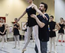 Os alunos da Escola durante as aulas com os bailarinos Elias Bouza e Rafael Bittar, do célebre Grupo Corpo, e com o bailarino Samuel Kavalerski, que já atuou como bailarino do Balé Teatro Guaíra.