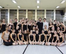 Os alunos da Escola durante as aulas com os bailarinos Elias Bouza e Rafael Bittar, do célebre Grupo Corpo, e com o bailarino Samuel Kavalerski, que já atuou como bailarino do Balé Teatro Guaíra.