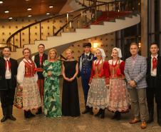 No Teatro Guaíra, em Curitiba, pela primeira vez no Brasil, a Companhia Nacional de Canto e Dança Śląsk, da Polônia, se apresentou ao lado do Balé Teatro Guaíra e do Grupo Polônes do Paraná Wisła. 