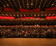 No Teatro Guaíra, em Curitiba, pela primeira vez no Brasil, a Companhia Nacional de Canto e Dança Śląsk, da Polônia, se apresentou ao lado do Balé Teatro Guaíra e do Grupo Polônes do Paraná Wisła. 