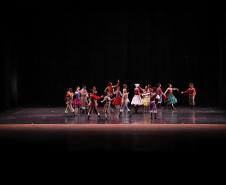 No Teatro Guaíra, em Curitiba, pela primeira vez no Brasil, a Companhia Nacional de Canto e Dança Śląsk, da Polônia, se apresentou ao lado do Balé Teatro Guaíra e do Grupo Polônes do Paraná Wisła. 