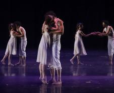 No Teatro Guaíra, em Curitiba, pela primeira vez no Brasil, a Companhia Nacional de Canto e Dança Śląsk, da Polônia, se apresentou ao lado do Balé Teatro Guaíra e do Grupo Polônes do Paraná Wisła. 