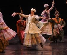 No Teatro Guaíra, em Curitiba, pela primeira vez no Brasil, a Companhia Nacional de Canto e Dança Śląsk, da Polônia, se apresentou ao lado do Balé Teatro Guaíra e do Grupo Polônes do Paraná Wisła. 