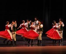 No Teatro Guaíra, em Curitiba, pela primeira vez no Brasil, a Companhia Nacional de Canto e Dança Śląsk, da Polônia, se apresentou ao lado do Balé Teatro Guaíra e do Grupo Polônes do Paraná Wisła. 