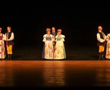 No Teatro Guaíra, em Curitiba, pela primeira vez no Brasil, a Companhia Nacional de Canto e Dança Śląsk, da Polônia, se apresentou ao lado do Balé Teatro Guaíra e do Grupo Polônes do Paraná Wisła. 