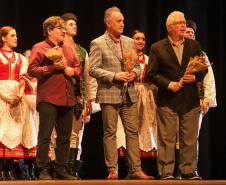 No Teatro Guaíra, em Curitiba, pela primeira vez no Brasil, a Companhia Nacional de Canto e Dança Śląsk, da Polônia, se apresentou ao lado do Balé Teatro Guaíra e do Grupo Polônes do Paraná Wisła. 