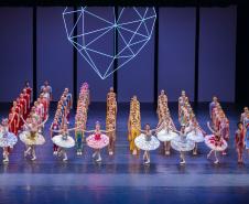 Alunos e alunas da Escola de Dança no palco do Guairão. 