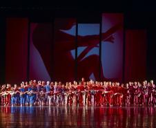 Alunos e alunas da Escola de Dança no palco do Guairão. 