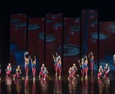 Alunos e alunas da Escola de Dança no palco do Guairão. 