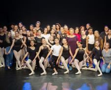 Mães e bailarinas e bailarinso da Escola se posicionam para registro. 