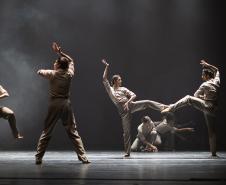 Bailarinos em formação durante as coreografias citadas. 