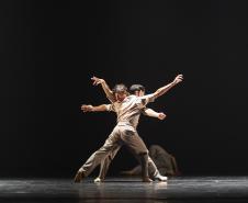 Bailarinos em formação durante as coreografias citadas. 