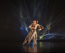 Bailarinos em formação durante as coreografias citadas. 