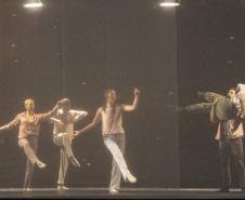 Bailarinos em formação durante as coreografias citadas. 