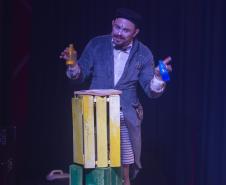 As fotos mostram as apresentações de várias modalidades do teatro de bonecos no Festival, com as crianças lotando as sessões e fazendo foto no boneco gigante e coloorido em frente ao Teatro Guaíra. 