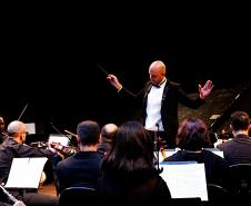Maestro Gabriel Hermes regendo a Orquestra