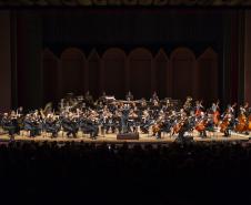 Orquestra Sinfônica do Paraná no palco do Teatro Guaíra