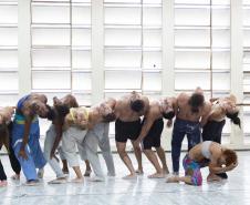 Bailarinos e bailarinas executam parte da coreografia no estúdio de dança do Balé Teatro Guaíra. 