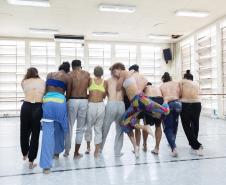 Bailarinos e bailarinas executam parte da coreografia no estúdio de dança do Balé Teatro Guaíra. 